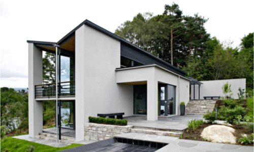Et hus i mur med fin fasade og store glassvinduer